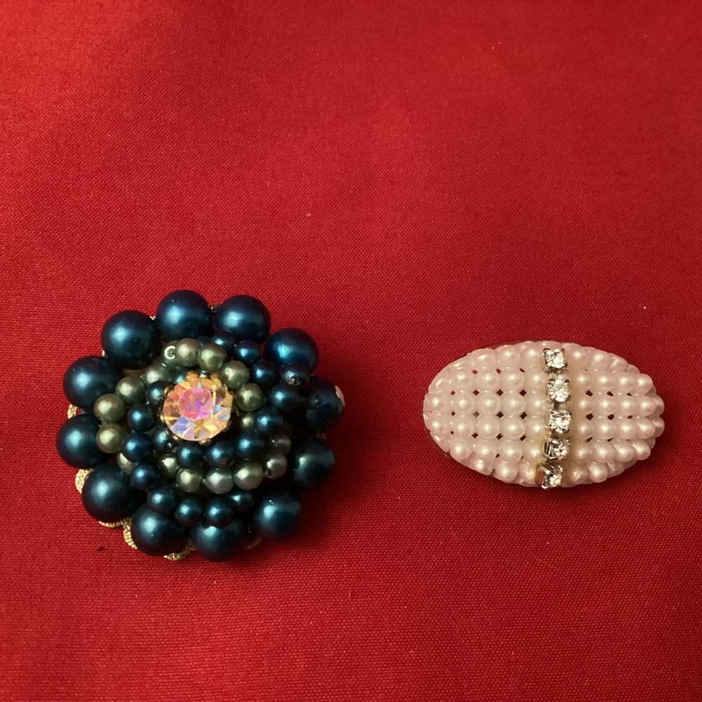2 retro beaded brooches Lot